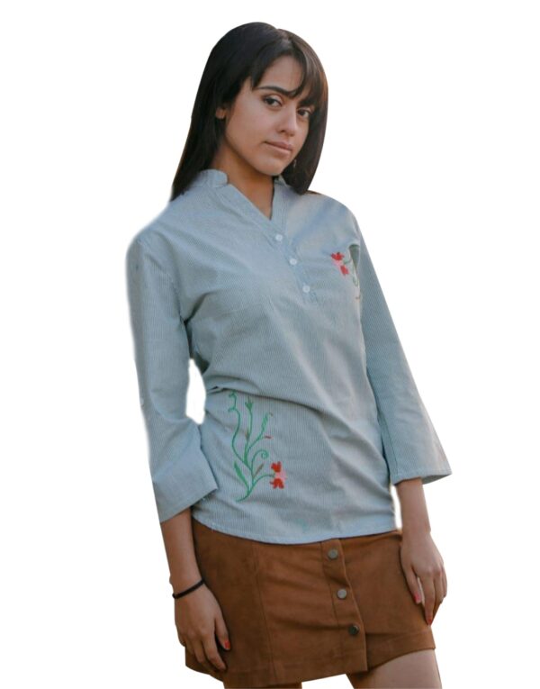 BLUSA CUELLO V BORDADA